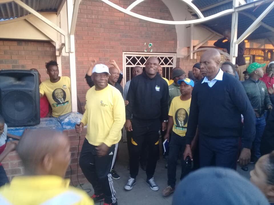 dr_zsaul1's tweet photo. 2day 27 new ambulances released. This is a first batch of the 63 ambulances. We r still resolute no new cars 4 Premier and MECs, let’s buy more ambulances. This afternoon I had a meeting with youth in Galeshewe. Youth unemployment is a ticking time bomb, we need to attend to it. https://t.co/6Va7qCpkZ0