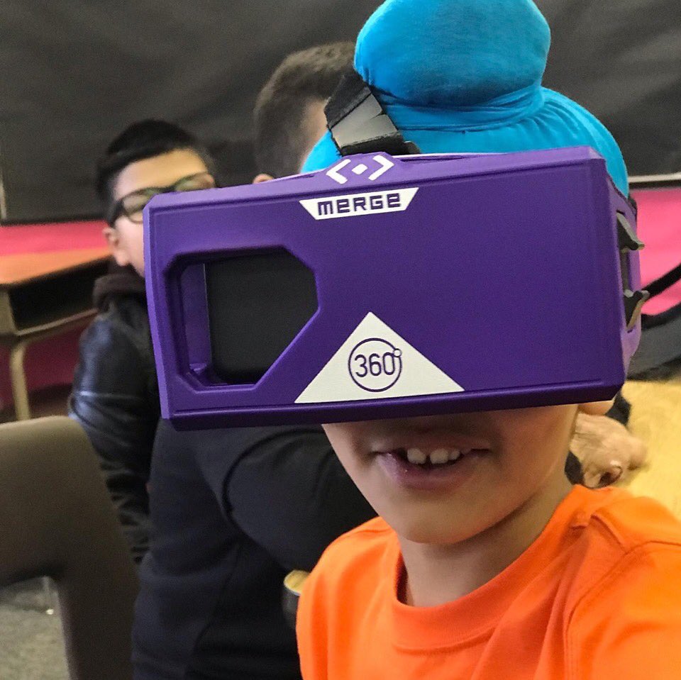 USEngLeague's tweet image. Students @FUSD_CanyonCres having tons of fun taking virtual fields trips during famous landmarks summer camp with VR Headsets! #nosummerslide