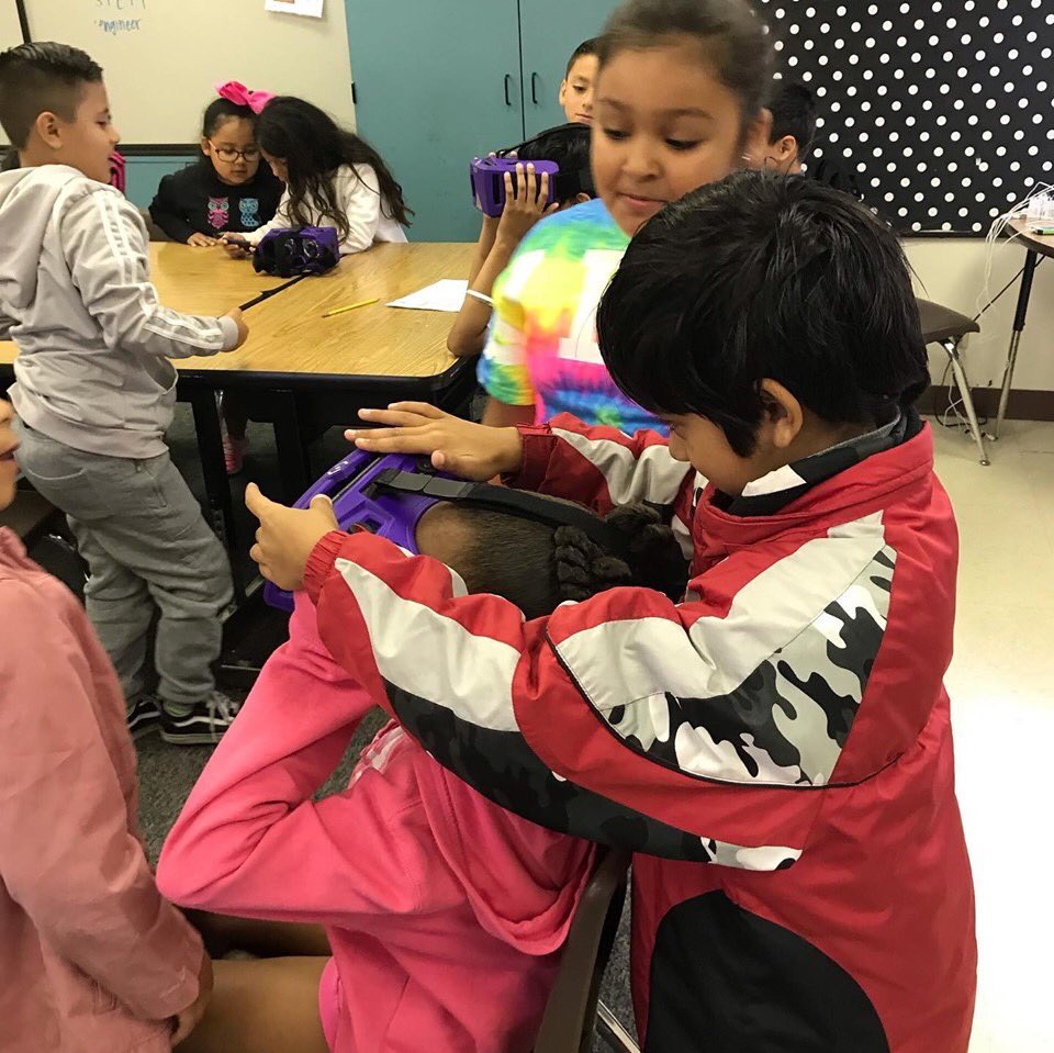 USEngLeague's tweet image. Students @FUSD_CanyonCres having tons of fun taking virtual fields trips during famous landmarks summer camp with VR Headsets! #nosummerslide