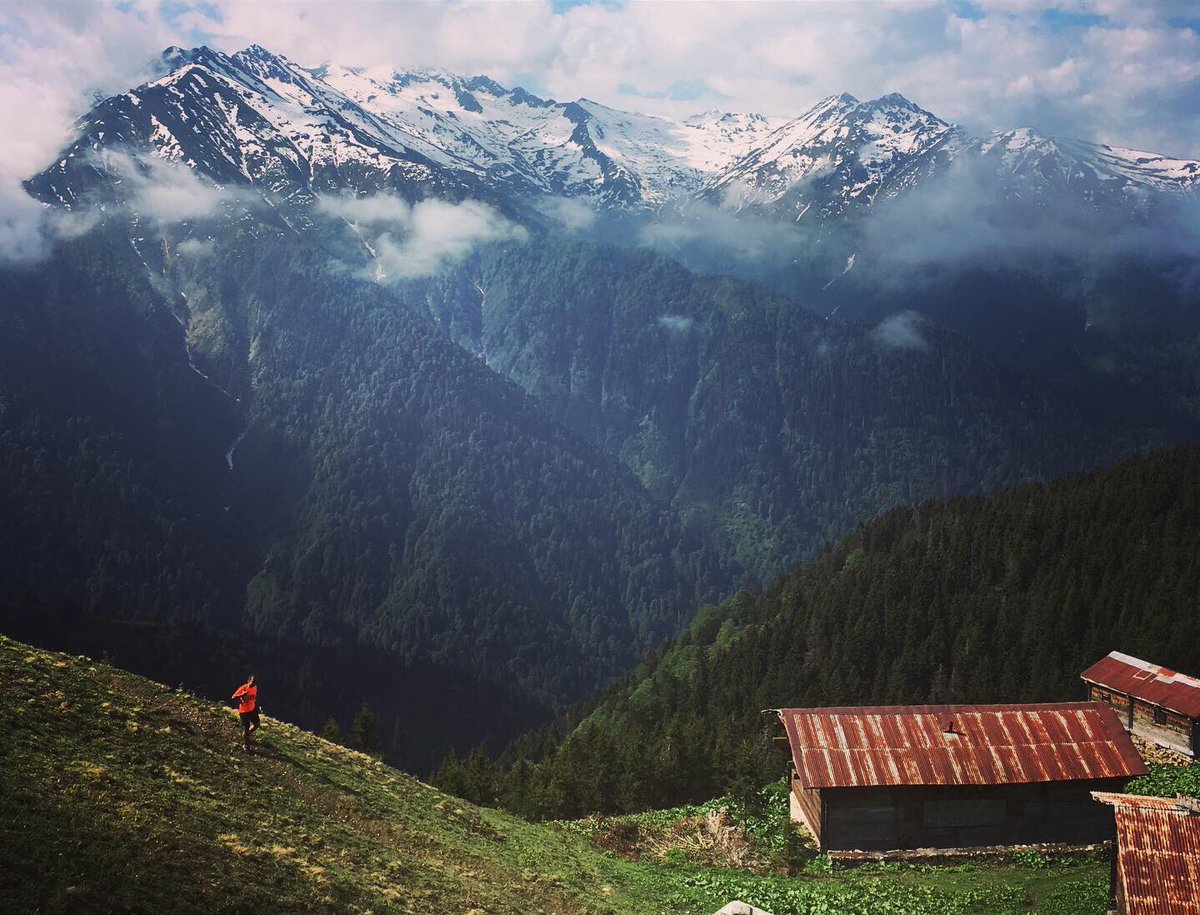 Pokut Yaylası tadında bayramlarımız olsun! Hepimize sağlık ve spor dolu bayramlar diliyorum! 🙏Burası Pokut Yaylası, 2bin metrede konumlanmış, Türkiye’de🇹🇷, hala görmediyseniz bir vakit mutlaka kendi gözünüzle görün, iyi bakın, soluyun, yaşadığınız ve bu güzel anın tadına varın🌲
