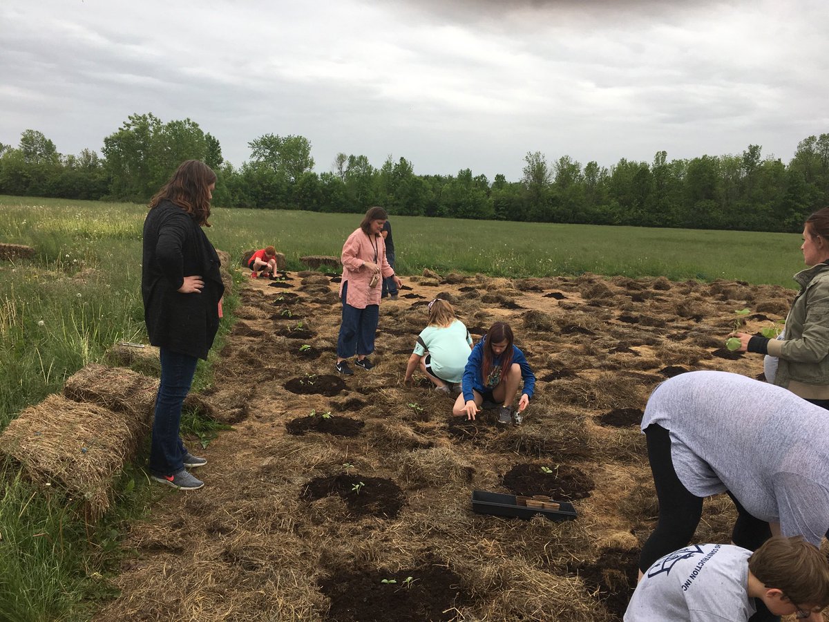 MrReagansCSE's tweet image. What do plants need to grow? Rain, perfect timing!  Planting 5th grade’s squash with CCE. #SFCSDPROUD #seedtotable