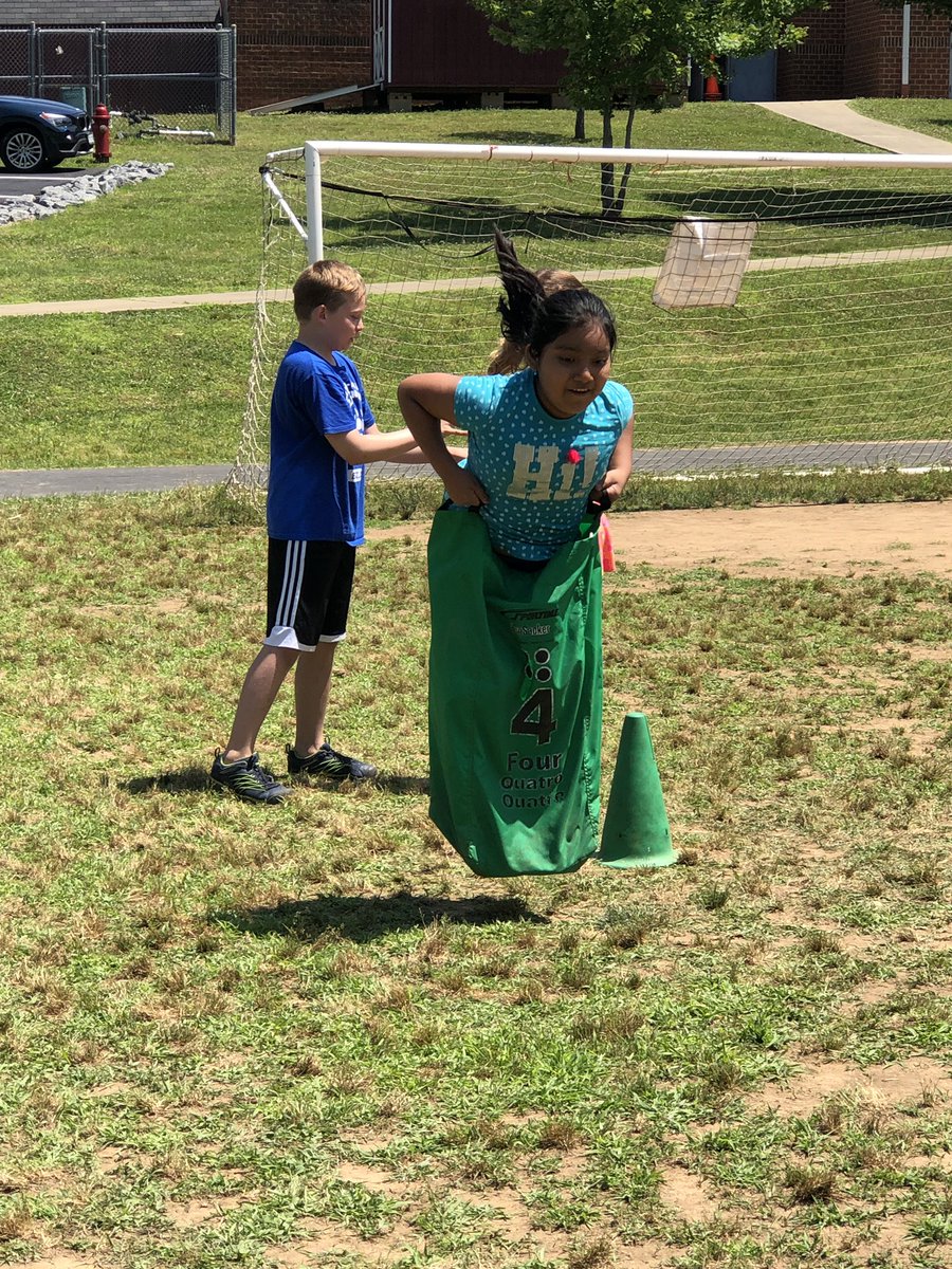 MrsWrightACPS's tweet photo. Epic field day to finish out the year! #BakerButler #fourthgrade https://t.co/YUDvS265Ig