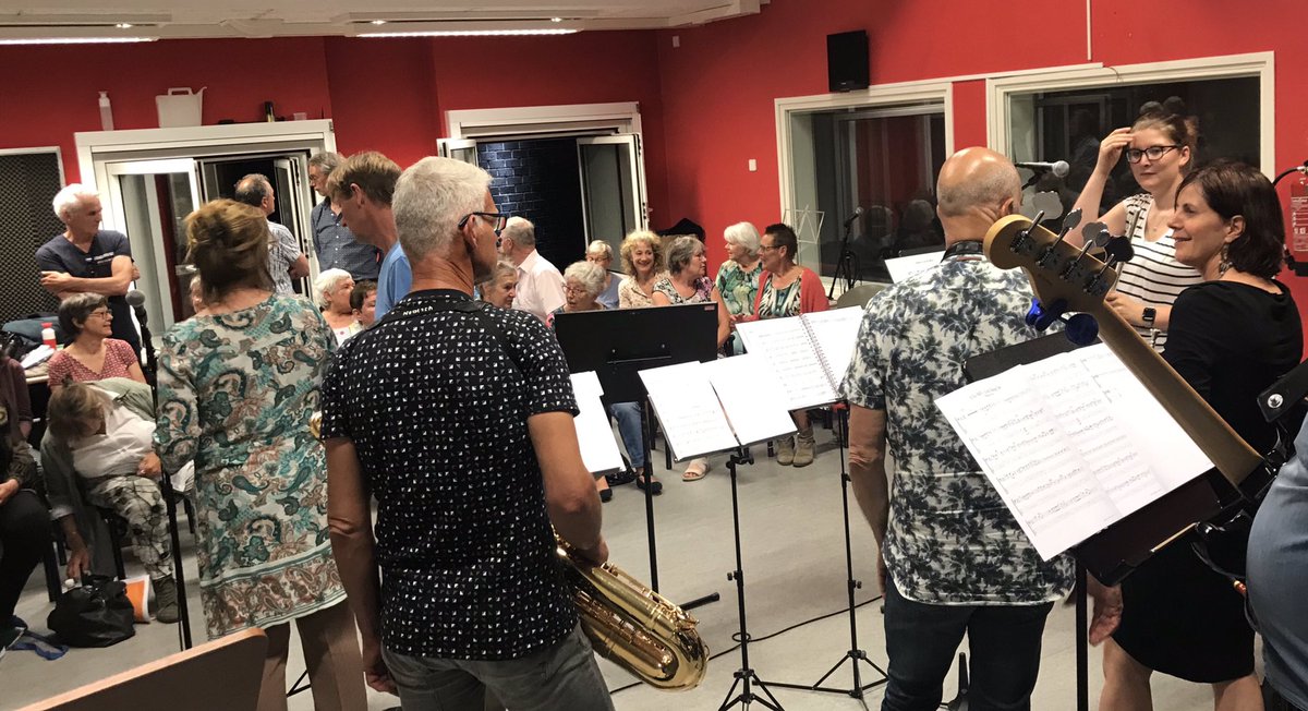 catsgroove's tweet photo. Repetitie van @catsgroove en Morrend Volk koor voor @IktoonHmeer optreden in @demeerse op 25 juni.  Drukke boel! https://t.co/rCes1C9t4a