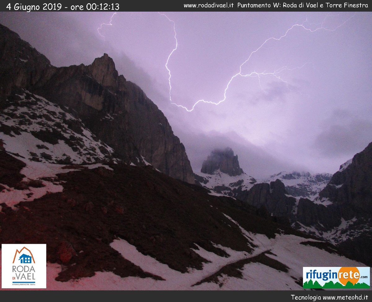 Poco dopo mezzanotte .... 
Un po’ di paura, un po’ di stupore e tanta meraviglia!
dal <a href="/RifRodadiVael/">Rifugio Roda di Vaèl</a> la finestra sulle <a href="/DolomitesUNESCO/">Dolomites UNESCO</a> di giorno e di notte