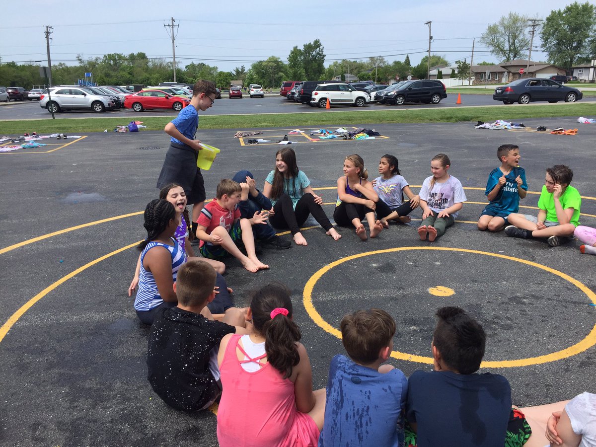 MissJohnsonRm29's tweet photo. Water Day was so much fun! Ss loved teaming up with @MrsKoranda and #room32 for some water fun! #room29 #KerkstraCougars #engage142 https://t.co/FjToehvjaM