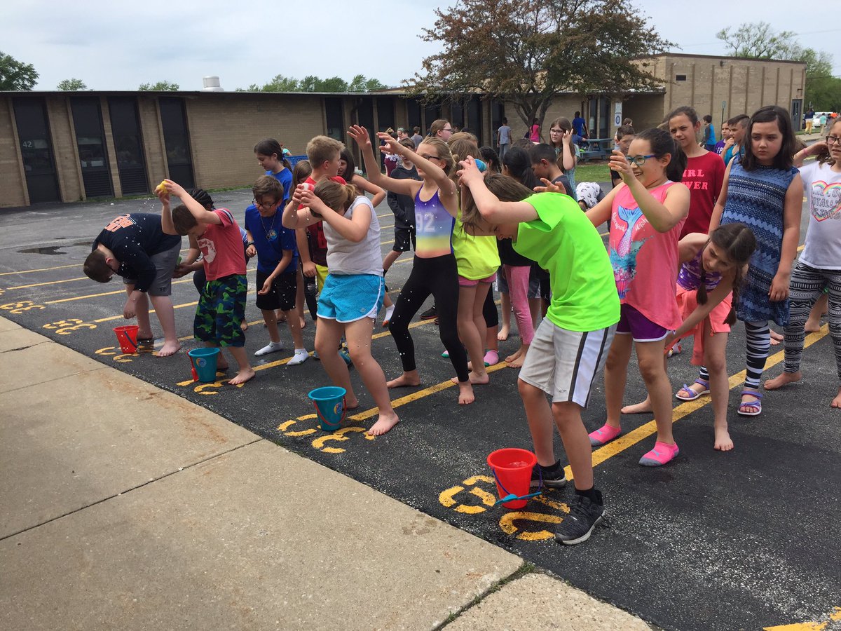 MissJohnsonRm29's tweet photo. Water Day was so much fun! Ss loved teaming up with @MrsKoranda and #room32 for some water fun! #room29 #KerkstraCougars #engage142 https://t.co/FjToehvjaM
