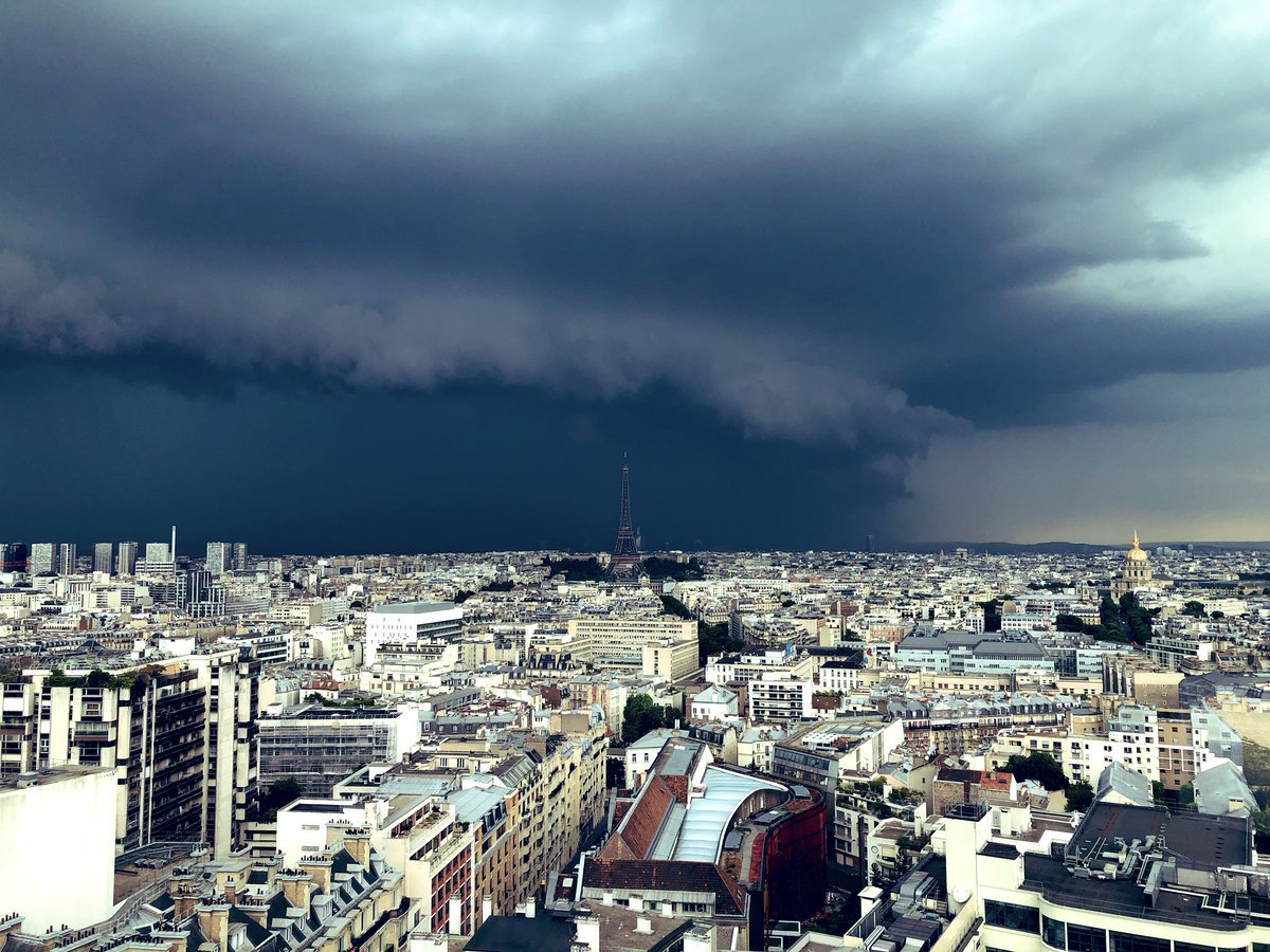InfosFrancaises's tweet photo. 📸 Image du jour : spectaculaire orage aujourd'hui à Paris. (Alexis Dion-Limet) https://t.co/zENBTCEZ7b