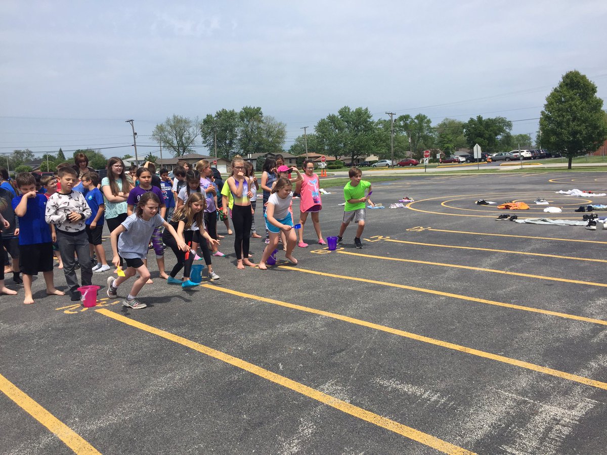 MissJohnsonRm29's tweet photo. Water Day was so much fun! Ss loved teaming up with @MrsKoranda and #room32 for some water fun! #room29 #KerkstraCougars #engage142 https://t.co/FjToehvjaM