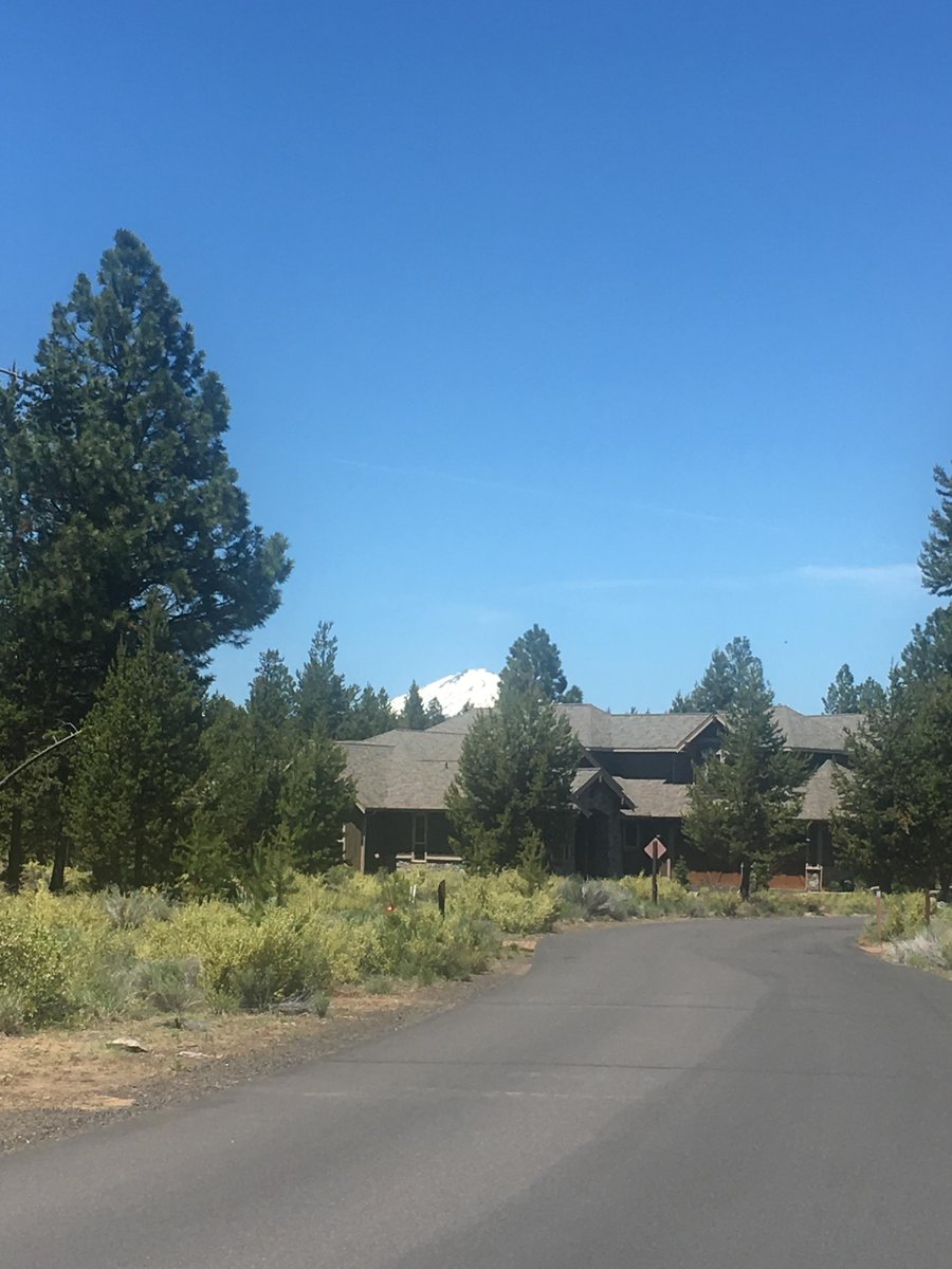 VPSunriver's tweet photo. What's your Pac Crest Endurance Festival training trails & lakes? We train across the street in Caldera Springs! Great views, golf course, & paved trails make for the best training! Show us what you train on! #paccrest #whyracing #phelanlucky https://t.co/eTG62Y0Cs0