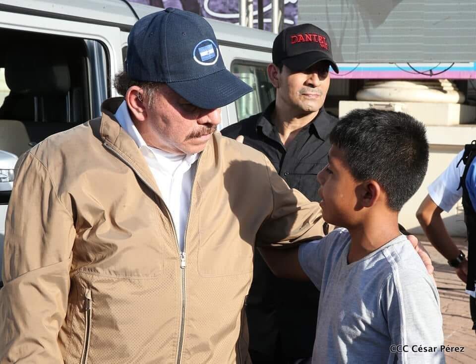 MaritzaSolaBay's tweet photo. Este niño estaba en los alrededores del cinturón de seguridad. El Comandante vio el interés del niño por dirigirle la palabra, pidió lo dejaran pasar. Daniel pregunta, que quería. El niño responde: "solo quería decirle que el Comandante se queda, que usted se queda, solo eso". https://t.co/jKAcYpqEK4