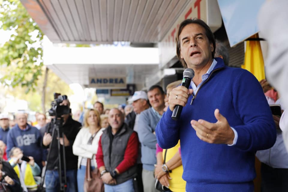 blancas_uy's tweet photo. Luis Lacalle Pou destacó el aumento del déficit fiscal (casi 5%) y la cantidad de gente que vive en la calle "y come de la basura".

El precandidato sostuvo que "este gobierno tiró la toalla en lo económico y en lo social".
#PartidoNacional #LuisLacallePou https://t.co/E7KuXIUQSf