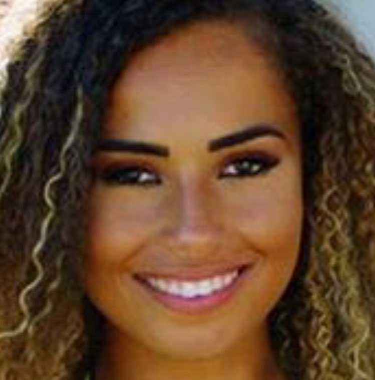 Samanth60466240's tweet image. Can’t be the only one that noticed Amber’s block brows ‘beauty therapist’😂😂😂 #lovelsland #Loveisland2019 #sharpiebrows
