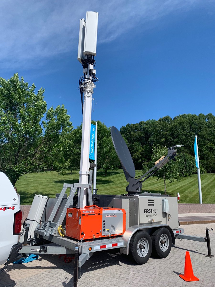 FirstNetChair's tweet photo. Joined the #FirstNet Public Safety Advisory Committee today as members toured AT&amp;T's Global Network Operations Center and learned about FirstNet-dedicated security operations. A @FirstNet Cell on Wheels was also on site for a demo. #FirstNetinAction #FirstNetPSAC @FirstNetGov https://t.co/30YVyZu1Gn