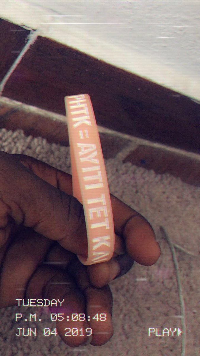JovaniRincher1's tweet photo. Stp pa gen mun isit la ki gn #Bric_a_Brac ki knbe #Bijou mtap pran #30USD su bracelet sa a 
Si nu ka ede’m fm knnen 
Merci 🙏🏽🤗 https://t.co/mLk6GZbubw