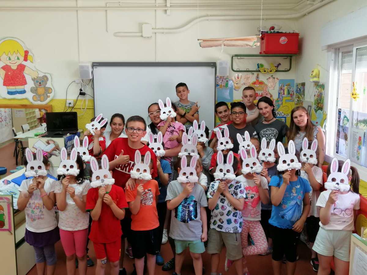tolosalatour's tweet photo. Algunos alumnos de #sexto visitamos a infantil 5 años e hicimos un #taller en el que los mayores les contaron a los peques un #cuentoinventado por ellos, les enseñaron la coreografía de una canción e hicieron una careta con ellos. ¡Disfrutamos todos! #grandesypequeños @AmpaTolosa https://t.co/fYh4WGNS1G