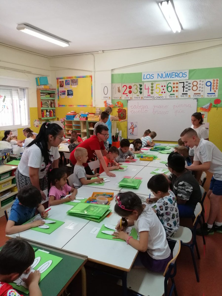 tolosalatour's tweet photo. Algunos alumnos de #sexto visitamos a infantil 5 años e hicimos un #taller en el que los mayores les contaron a los peques un #cuentoinventado por ellos, les enseñaron la coreografía de una canción e hicieron una careta con ellos. ¡Disfrutamos todos! #grandesypequeños @AmpaTolosa https://t.co/fYh4WGNS1G
