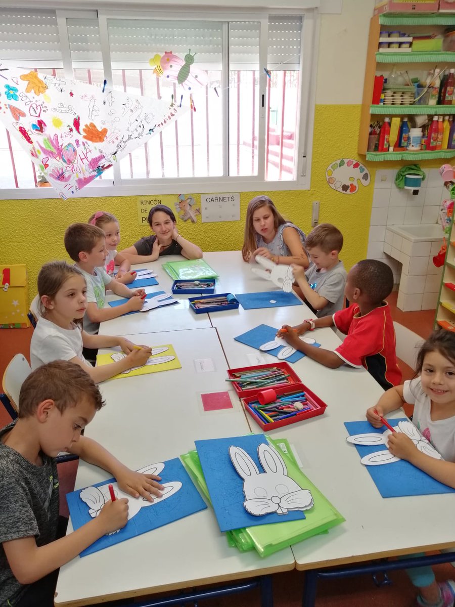 tolosalatour's tweet photo. Algunos alumnos de #sexto visitamos a infantil 5 años e hicimos un #taller en el que los mayores les contaron a los peques un #cuentoinventado por ellos, les enseñaron la coreografía de una canción e hicieron una careta con ellos. ¡Disfrutamos todos! #grandesypequeños @AmpaTolosa https://t.co/fYh4WGNS1G