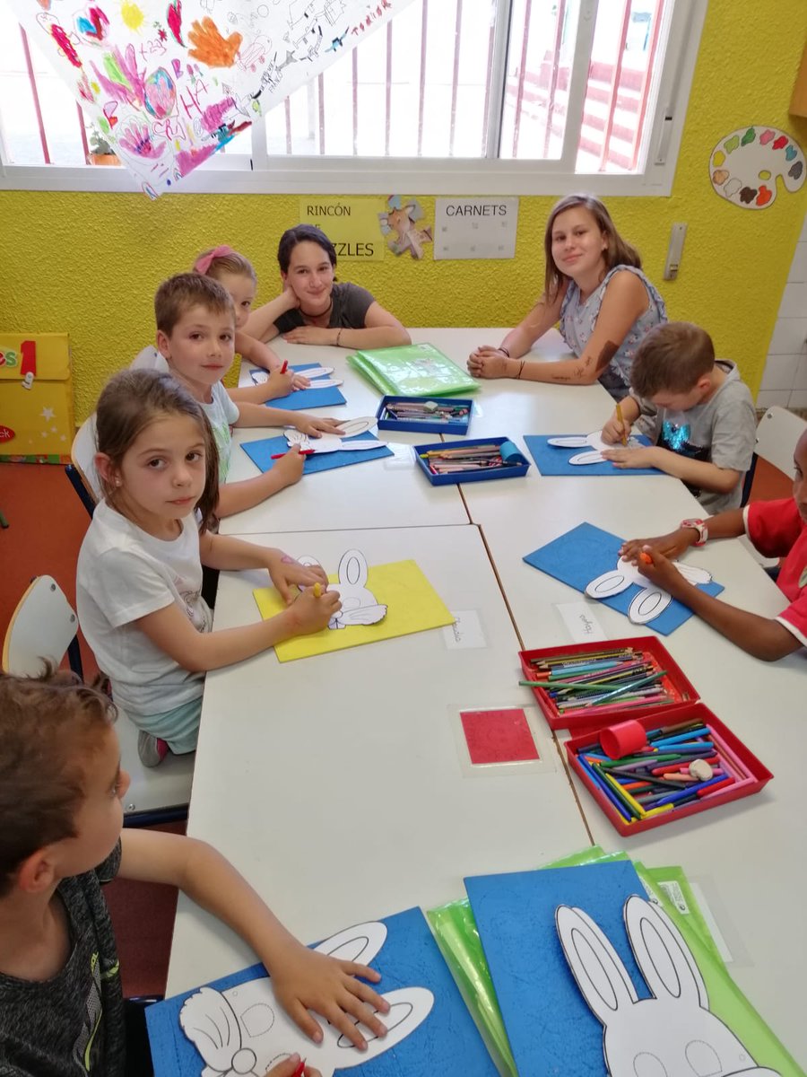 tolosalatour's tweet photo. Algunos alumnos de #sexto visitamos a infantil 5 años e hicimos un #taller en el que los mayores les contaron a los peques un #cuentoinventado por ellos, les enseñaron la coreografía de una canción e hicieron una careta con ellos. ¡Disfrutamos todos! #grandesypequeños @AmpaTolosa https://t.co/fYh4WGNS1G