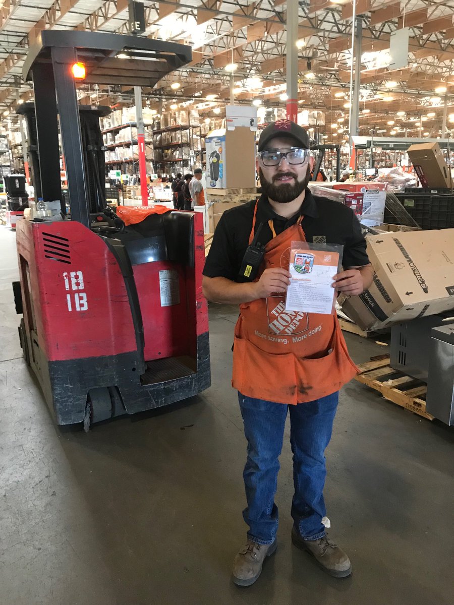 MFranco8617's tweet photo. ⁦@HDRLC8617⁩ #bestinthewest8617 Congratulations 🎉Abel Martinez from Recycle ♻️ Area for earning his Homer award 🥇 by living our Home Depot values on a daily basis.Way to go Abel!!!! https://t.co/B6O8FydYkG