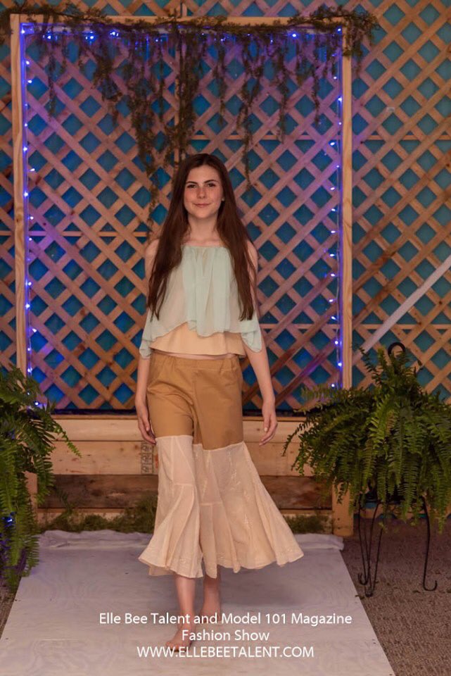 jeffrey_s_bowen's tweet photo. Peri’s most recent fashion show. #ElleBee #Model101 https://t.co/8POeQ8vZtu