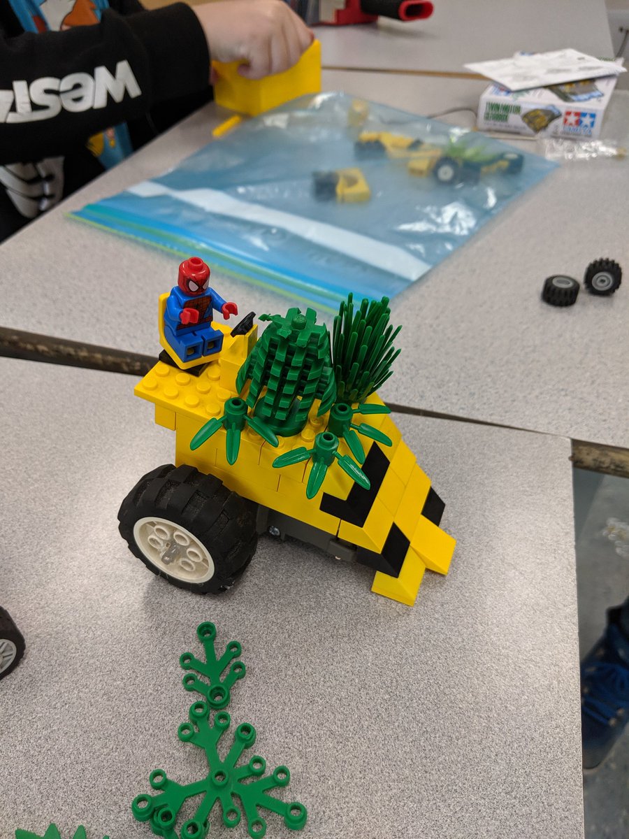 Building our #sumobots in the tech exploratory <a href="/ErringtonSchool/">Errington Elementary School</a>. Soon the battles will begin! #erringtonpride #sd69