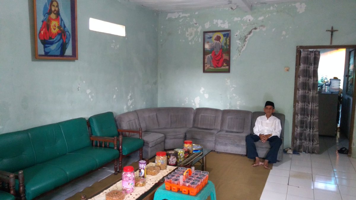 ghwishnu's tweet photo. Bapakku orang katolik, tapi beliau salah satu dari 5 orang tua di kampung sini. Kalo lebaran, begini situasinya di rumah. https://t.co/YoUlChrL8k