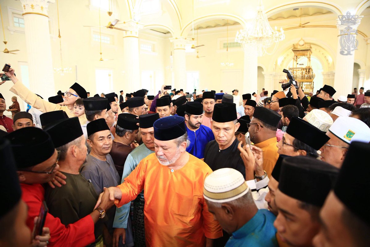 SELAMAT HARI RAYA AIDILFITRI

DYMM Sultan Ibrahim Ibni Almarhum Sultan Iskandar, Sultan Johor &amp; DYAM Tunku Ismail serta Keluarga Diraja Johor berangkat hadir ke Masjid Sultan Abu Bakar bagi menunaikan solat sunat Aidilfitri hari ini, 1 Syawal 1440H. Allah Peliharakan Sultan.