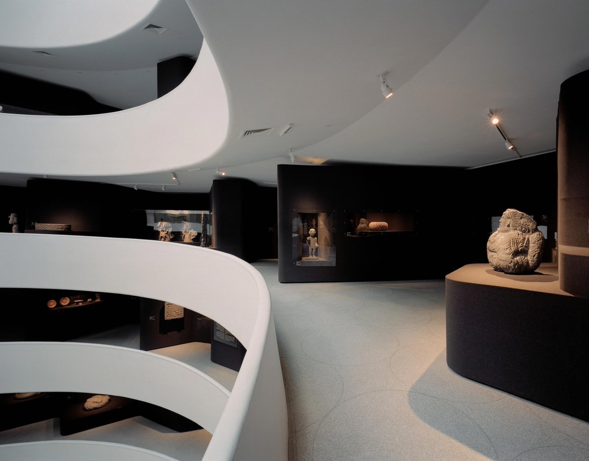 Guggenheim's tweet photo. In 2004 architects Enrique Norten and J. Meejin Yoon created a theatrical exhibition design for ʺThe Aztec Empireʺ that rendered the museum mute; the dark gray wool that covered their undulating wall intervention absorbed both light and sound. #Guggenheim60 https://t.co/3w5BYOBifa