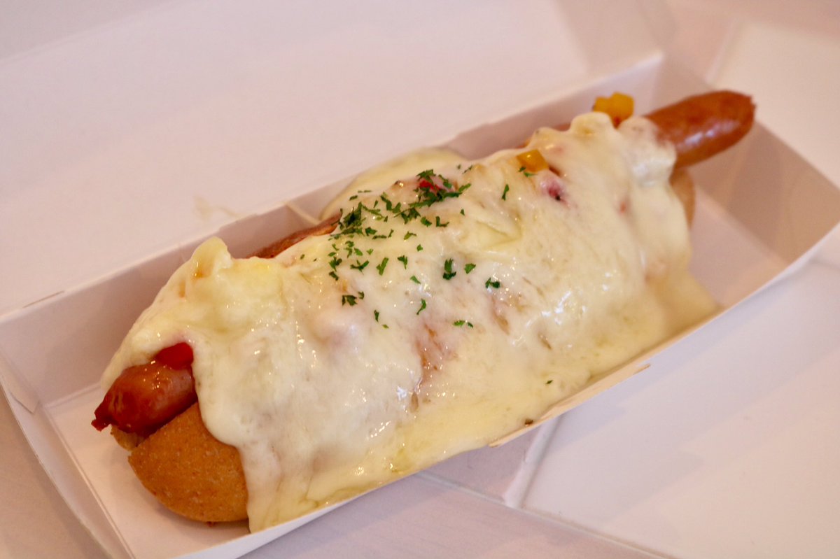 京都速報 5月28日オープン ラクレット コーヒー 八坂の塔の近くに数種のホットドッグに北海道産100 ラクレットチーズをかけるのが名物のコーヒースタンドがオープン コーヒー ビール ハイボールなどがあるのでイートインでホットドッグ片手に寛ぐのも