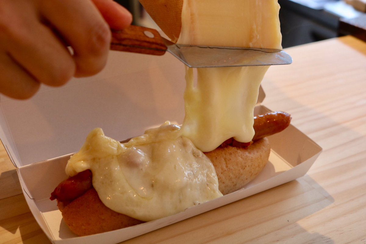 京都速報 Twitter પર 5月28日オープン ラクレット コーヒー 八坂の塔の近くに数種のホットドッグに北海道産100 ラクレットチーズをかけるのが名物のコーヒースタンドがオープン コーヒー ビール ハイボールなどがあるのでイートインでホットドッグ片手に寛ぐの