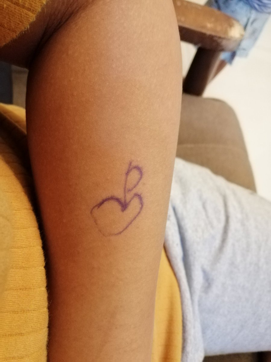 laurenk_xxv's tweet photo. My little neighbor did this apple tattoo for me and also for himself. It is for us to have apple powers to fight against zombies he said. We are now apple supers✨
#oneofthekids #imagination https://t.co/IUsDK1mieV