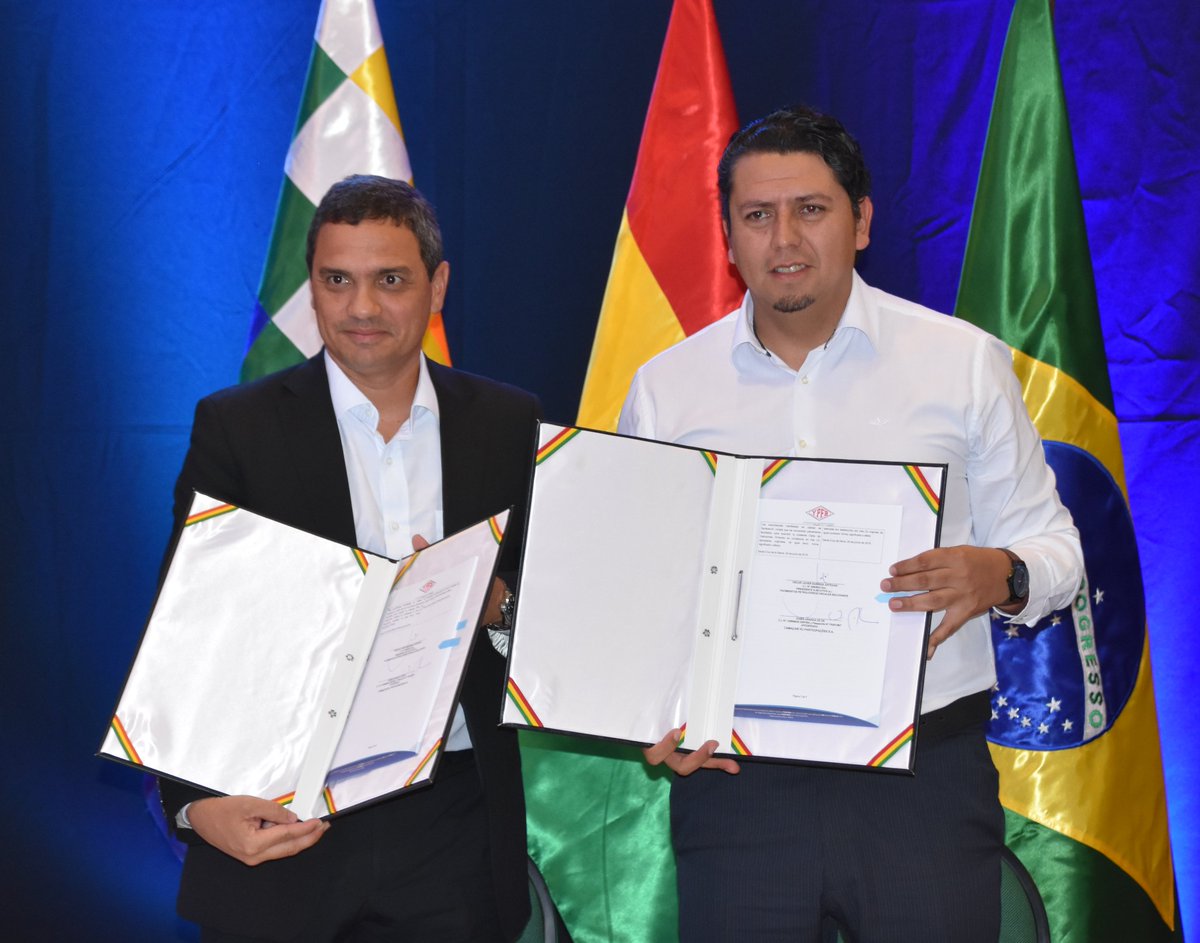 LuisSanchezMH's tweet photo. Con la presencia del Pdte @evoespueblo @YPFB_corp firmó con la empresa Camacari un acuerdo para desarrollar de forma conjunta proyectos de generación termoeléctrica a partir del suministro de gas de 1.1MMmcd por 25 años, a partir del 2025. https://t.co/qUnFfT5moA