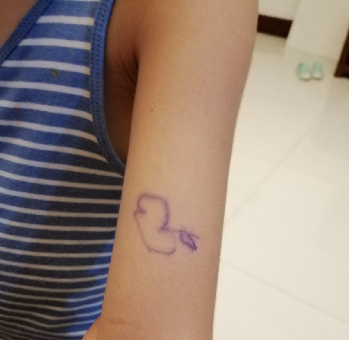 laurenk_xxv's tweet photo. My little neighbor did this apple tattoo for me and also for himself. It is for us to have apple powers to fight against zombies he said. We are now apple supers✨
#oneofthekids #imagination https://t.co/IUsDK1mieV