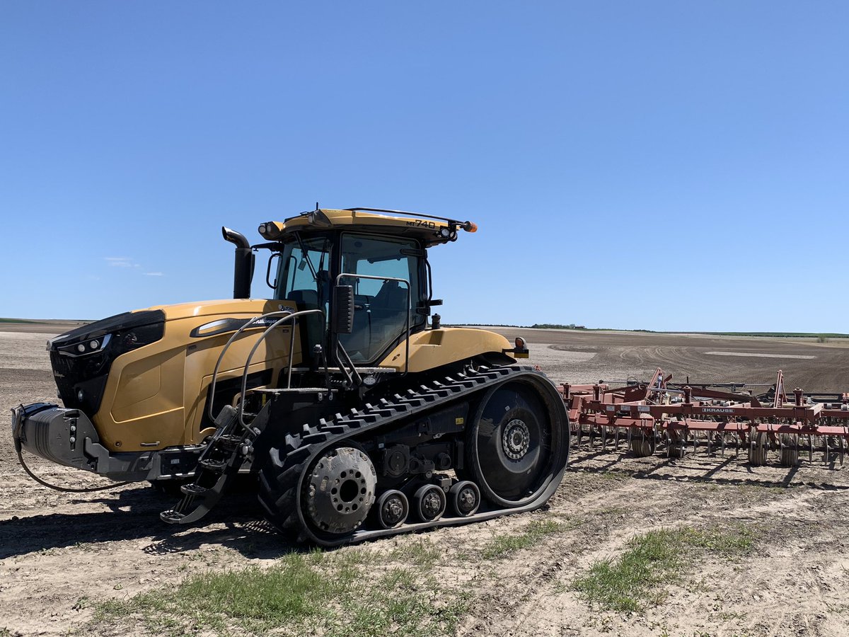 TheJustinCross's tweet image. Got to demo this one in the Hemingford area this morning. #MT740 doin work quietly, smoothly, and efficiently.   #LetsTalk #LetsDemo #LetsRun #Challenger #Fendt #ButlerAg #Chadron