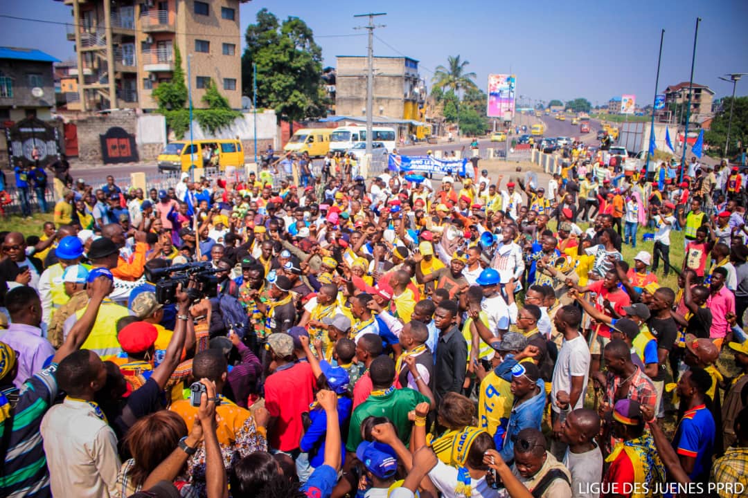 pprdofficiel's tweet photo. Rendre salubre le monument de l'Héros national Lumumba,  c'est penser à Joseph KABILA en ce jour de son anniversaire. En présence du Secrétaire Permanent adjoint, Willy Ngopos, les jeunes du Parti  ont célébré l'anniversaire de Joseph KABILA KABANGE, père de la démocratie. https://t.co/6pa7u3rdaA