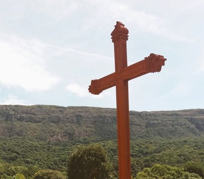 jeffers_cunha's tweet photo. Meu caminho é feito de uma alma com pés valentes, mesmo quando cansados, arriscam mais um passo. É essa doce valentia que me ajudou a carregar o peso da cruz que me foi destinada e que me trouxe até aqui. 
#UmDiaDeCadaVez
#CEUSB https://t.co/y5UjRyyFA2