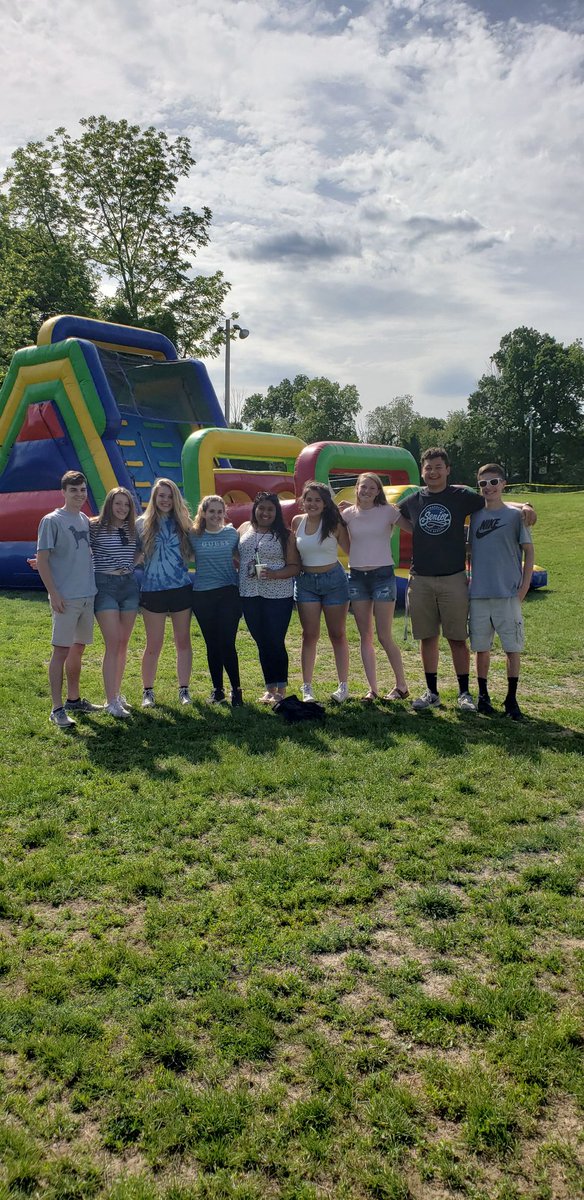CHSCTEPathways's tweet photo. @gobluechs @CHSClippers2019 #seniorpicnic https://t.co/ATVEjSNRAX