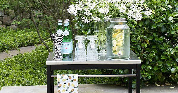 RealtorVica's tweet image. A great example of one family doing outdoor summer decorating right. Let's see what we can learn! drivenbydecor.com/simple-outdoor…