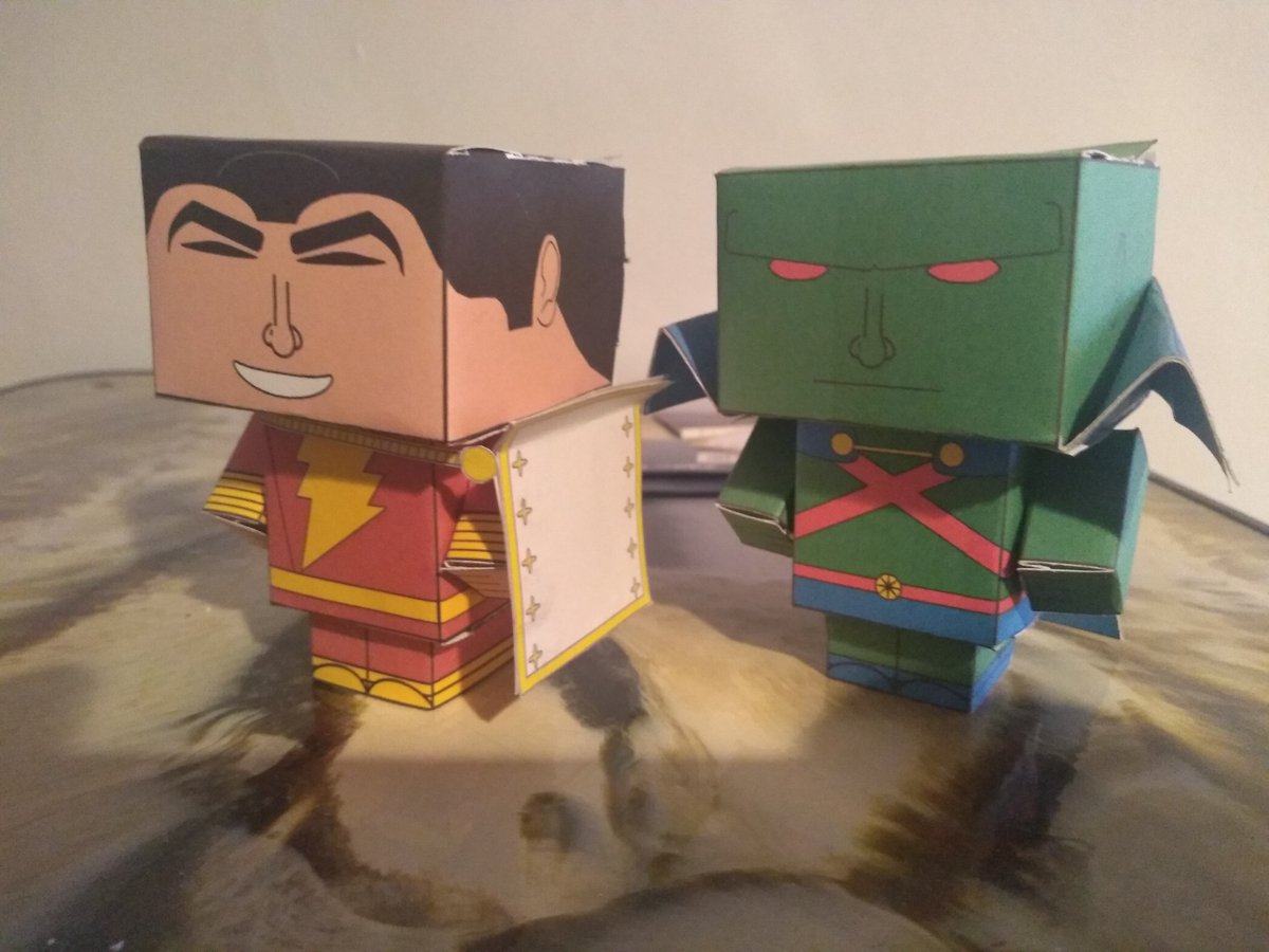 Quite some time ago I made this #OriginalCaptainMarvel  and #MartianManhunter cubeecraft figures, I'm not an expert designer, so maybe they look weird 😅