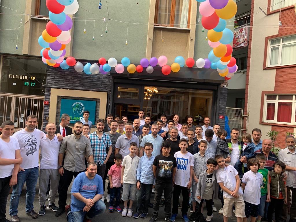 Bereketli bir Ramazan ayının akabinde bizi Bayrama ulaştıran Rabbimize hamd olsun. Geleneksel bayramlaşmamızı gönüldaş, komşu ve çocuklarımızın katılımıyla gerçekleştirdik. Nice bayramlara ulaşmak dileğiyle Bayramınızı tebrik ederiz...