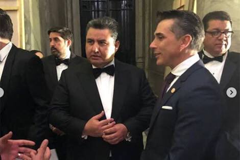 c4jimenez's tweet photo. En Estados Unidos, DETIENEN a 
Naasón Joaquín García, líder de LA LUZ del MuNDO, por TRÁFICO de PERSONAS, PORNOGRAFÍA iNFANTIL, ABUSO SEXUAL…
En México, personajes como @martibatres, @SergioMayerb y más, le rindieron un HOMENAJE en el Palacio de BELLAS ARTES https://t.co/af97NfFn06