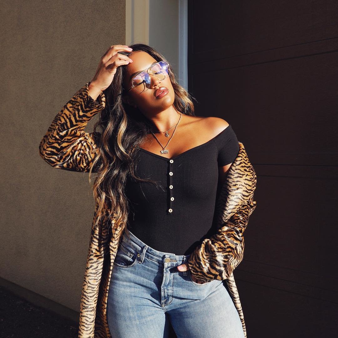 goodamerican's tweet photo. Glow girl, glow ✨ @MakeupShayla in Good Legs, shop new denim styles now: https://t.co/HU4ZJ1EhJB #goodsquad #goodlegs https://t.co/IGpVCVvjHX