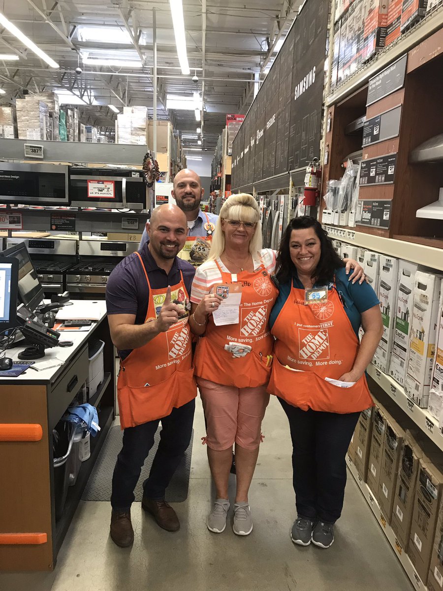 HeatherBell74's tweet photo. #Specialtytuesday Big shout out to Nannette in Appliances!! The customer was so happy with her service that she wanted to take a picture with her!! We love to recognize our associates!! 🥳 #allin @dustin_woolsey @DavidAGotcher @LemonGroveHD @THDDonovanD21  @wendyrussell44 https://t.co/IP56LQB10o