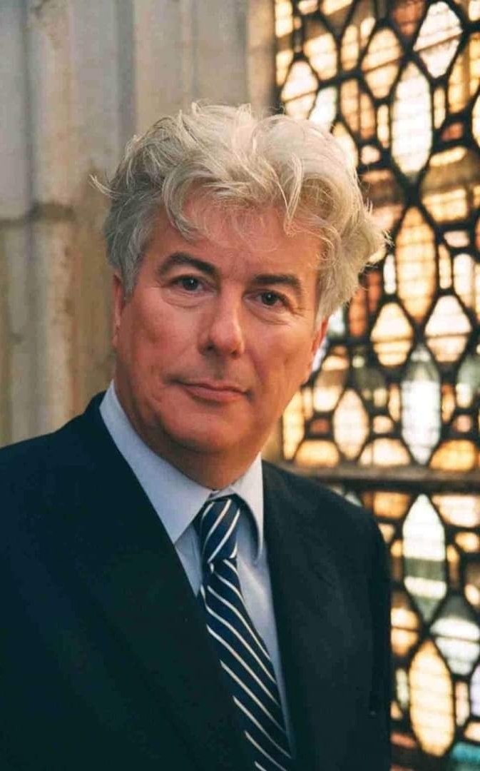  1949

Lui. L\Immenso. 
Happy Birthday Ken Follett. 