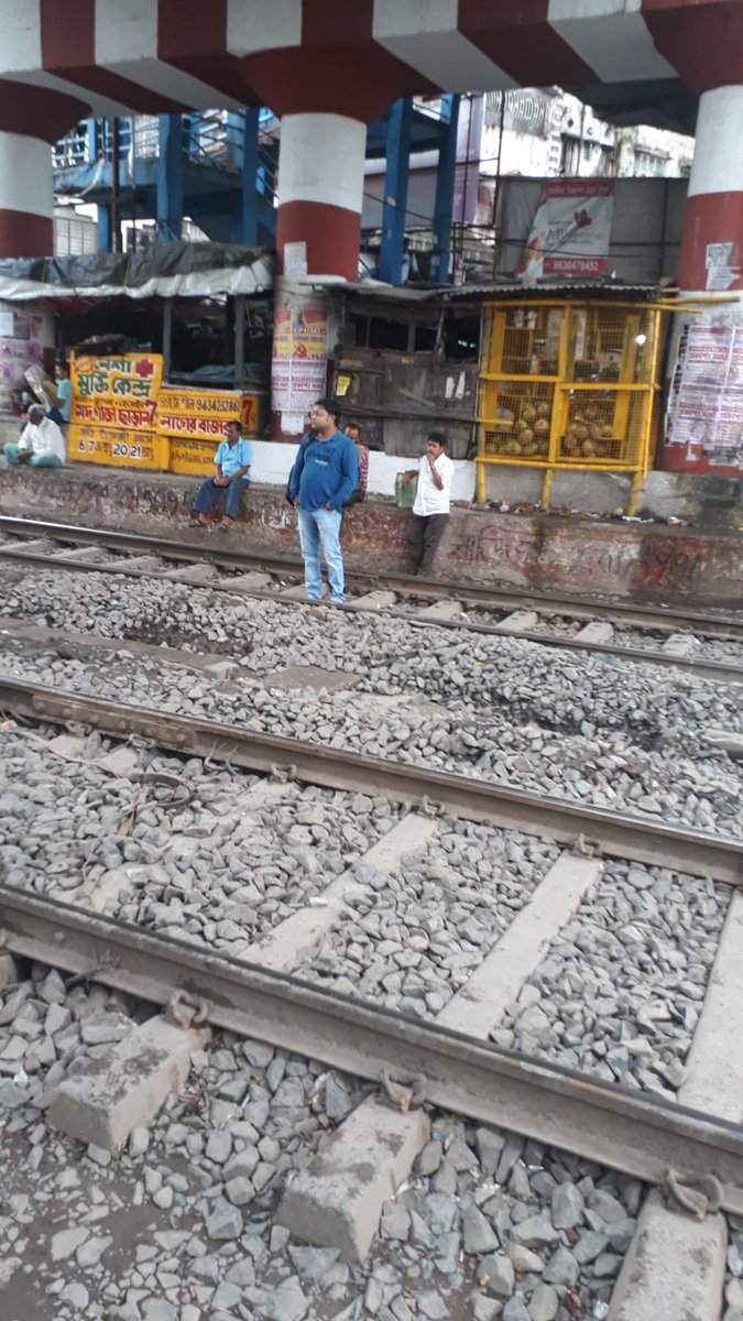 AnPlaces's tweet photo. @RailwaySeva
ON THE WORLD ENVIRONMENT DAY, PHOTOGRAPHS OF SMOKING ON EVERY RAIL STATION IN INDIAN RAIL STATION PREMISES UNDER  SEALDAH, MALDA, HOWRAH, ASANSOL DIVISION:
(PROTESTORS R BEING THREATENED BY THE HAWKER'S UNION, POLITICAL PARTIES)
HOW LONG EFFECTS OF "PASSIVE SMOKING"? https://t.co/IiXkBruov1