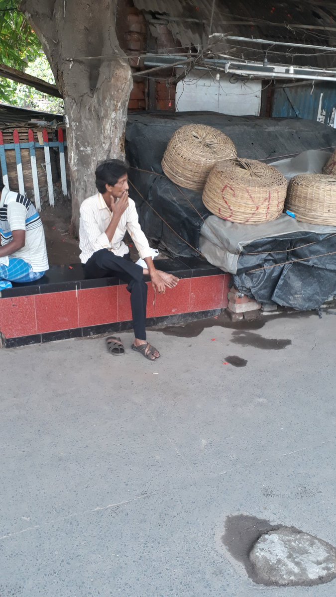 AnPlaces's tweet photo. @RailwaySeva
ON THE WORLD ENVIRONMENT DAY, PHOTOGRAPHS OF SMOKING ON EVERY RAIL STATION IN INDIAN RAIL STATION PREMISES UNDER  SEALDAH, MALDA, HOWRAH, ASANSOL DIVISION:
(PROTESTORS R BEING THREATENED BY THE HAWKER'S UNION, POLITICAL PARTIES)
HOW LONG EFFECTS OF "PASSIVE SMOKING"? https://t.co/IiXkBruov1