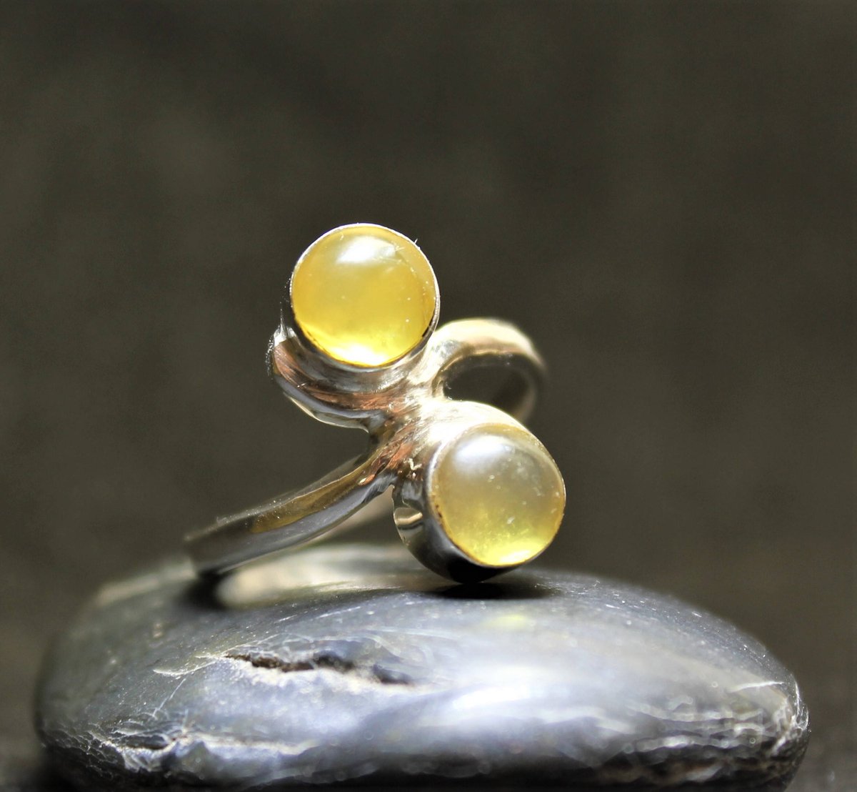 Yu2Xiaogang's tweet photo. Dominican Crystal Clear Blue Amber Sterling Silver 925 Ring round Shape Boho genuine multi-stone Size 8 15ct ancient green sea stone unique https://t.co/rAATTAPyXL #etsymntt #jewelry #larimar #fashion #MyBeachStore #boho #Etsy #SilverAmberRing https://t.co/jJUMRWdW5R