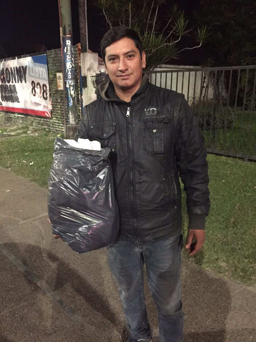 El es Jorge. Trabaja de sereno en la construcción del Cristo y está recibiendo donaciones de abrigo para las familias en situación de calle y los chicos que venden bolsas en la zona. Lo pueden encontrar desde las 17 hs acabo de dejarle una bolsa y necesitan mas. DIFUNDIR!!