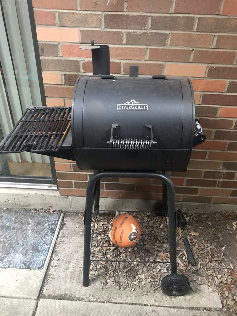 KatinaPWhite's tweet photo. Back at it again with the white vans #grillqueen https://t.co/TpsLDhl6c1