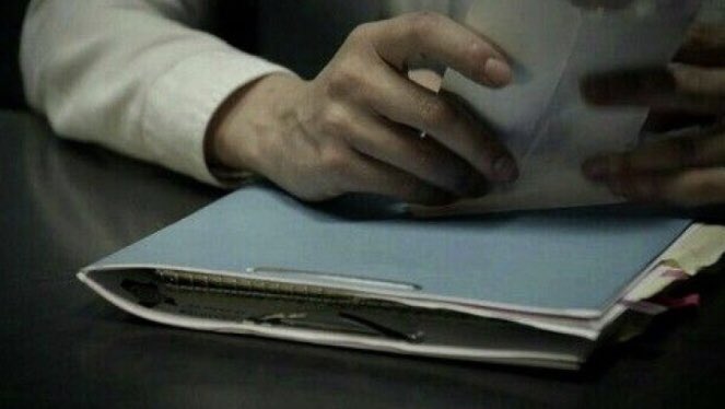 lizbeth__glez's tweet photo. (2)
En el trabajo, me pareció verlo, después del juicio ese mismo hombre se aproximó hacia mi y tocando mi hombro dijo:
-¿Me recuerdas?
-¿Debería?
@Annie88101
#Relatweet #microrelato #microcuento #Microfiction https://t.co/fOQfzHv6K7